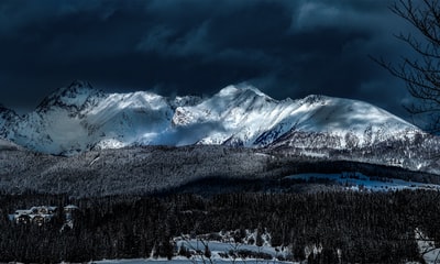 白昼雪山